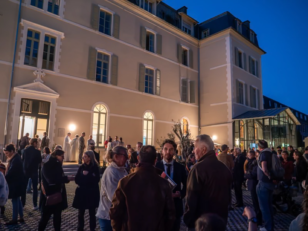 La cour extérieure