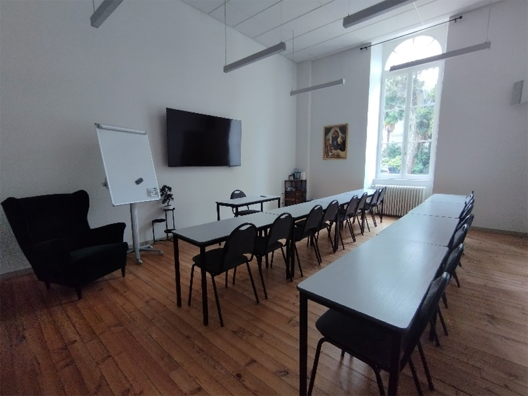 Salle de réunion avec écran connecté